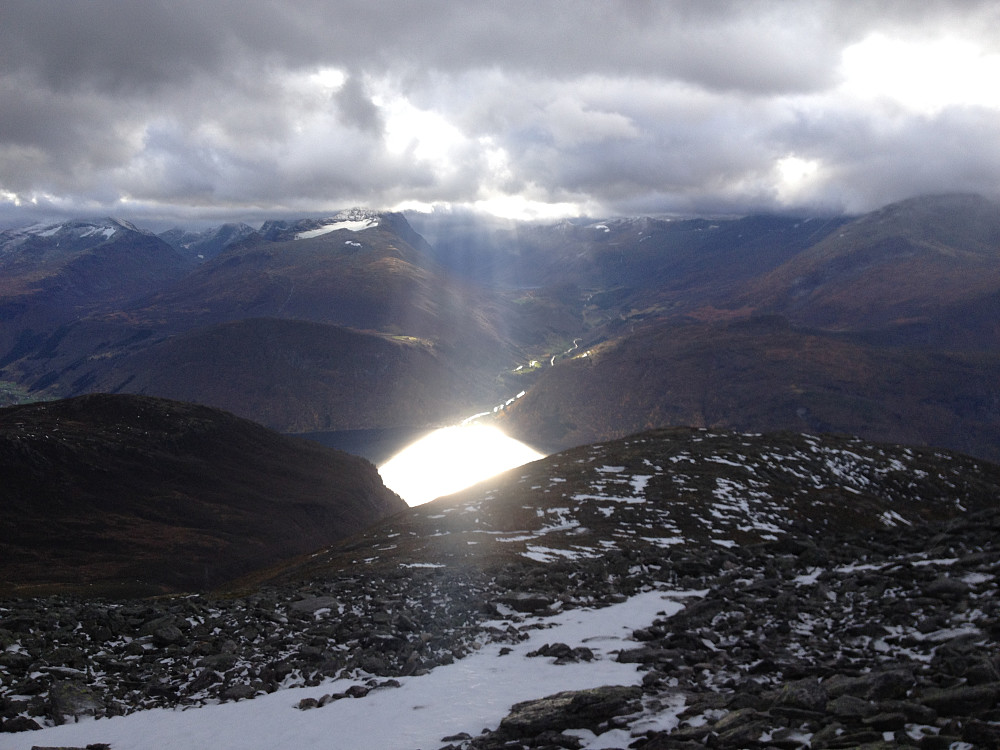 Det kom ett solgløtt på turen. Det måtte jeg fotografere. Bortsett fra det går turen på kvoten for trenings- og utforskningstrang på en heller ruskete dag.