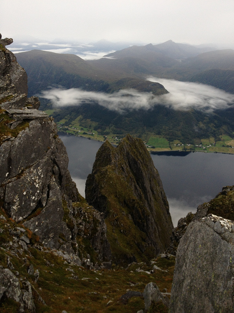 Denne eggen ser helt rå ut nede fra fjorden og er nok verdt et besøk, men vi hadde ikke med tau og droppet derfor å forsøke (godt mulig at det er ok uten sikring også)