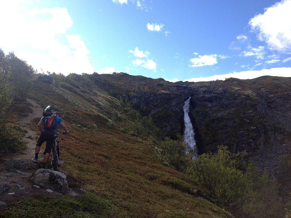 Opp langs Hyrjonfossen