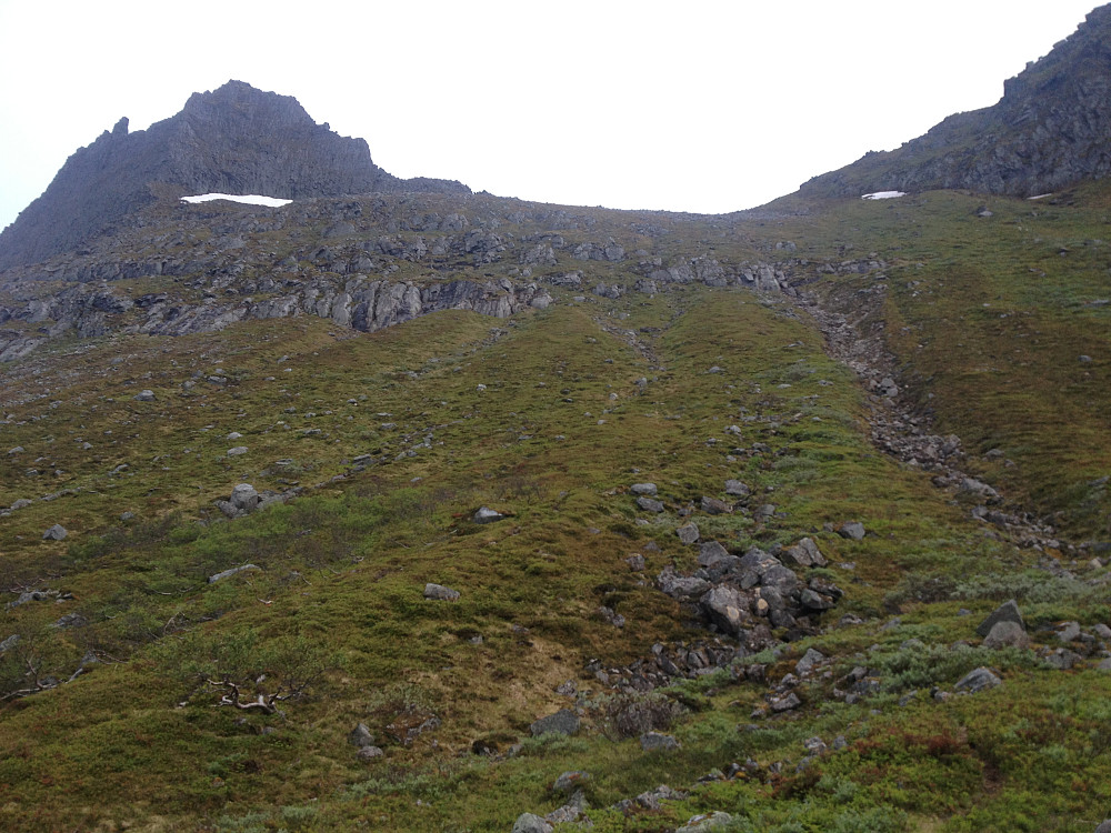 Vi tok en alternativ vei ned nordover fra skardet mellom Hammarsettindan og Gimsdalstinden. Sparte nok litt tid på det da det var fin sti nede i dalen og vi slapp å klyve opp igjen på Gimsdalstinden.