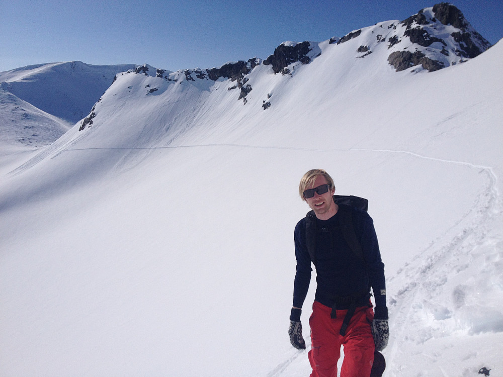 Mats på skråtraversen på Nakkebreen sør for Trollkyrkja.