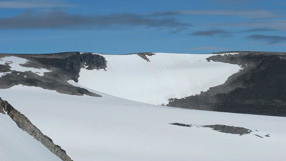 Vi var relativt glade for at vi ikke stod fast i køen over breen fra Juvasshytta. Det var sammenhengende kø over breen hele tiden mens vi var på toppen, og på andre siden stod mange hundre i kø for å begynne å gå.