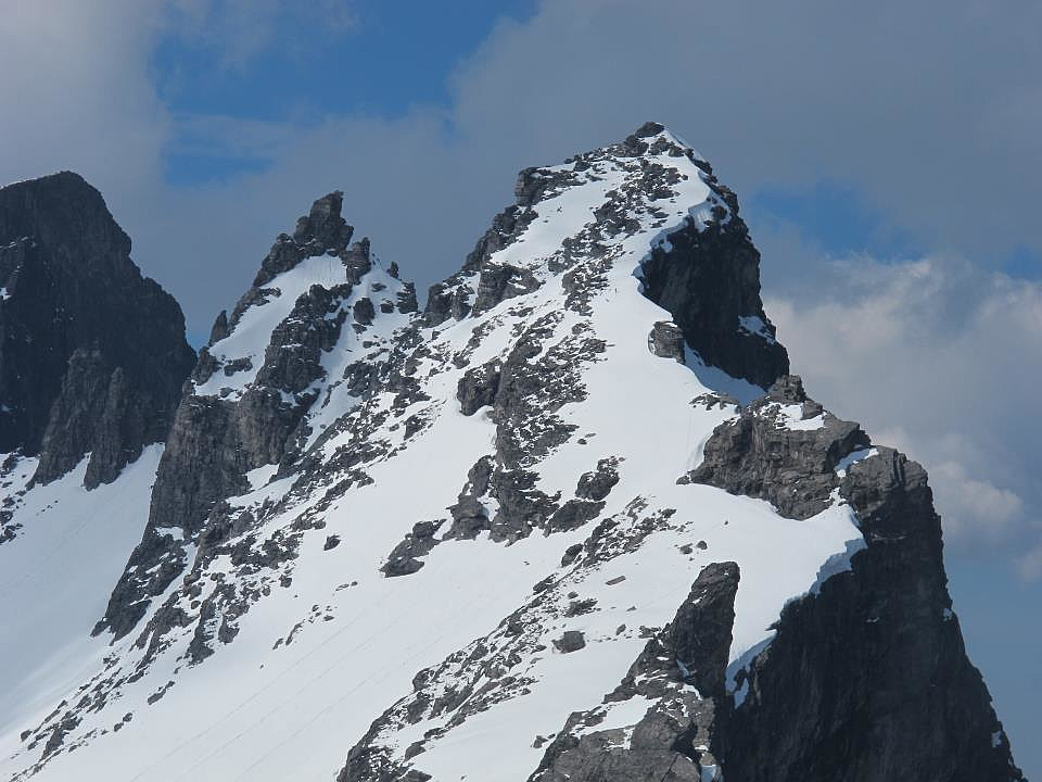 Bilde av meg på vei opp til Trollryggen (liten prikk på snøstripa opp mot toppen). Bildet er tatt av Kjersti på vei til Breitind.