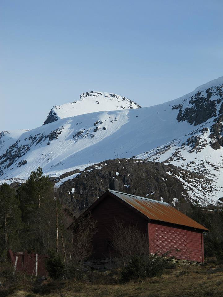 Kersti setter inn noen tunge telemarksvinger på halvråtten snø
