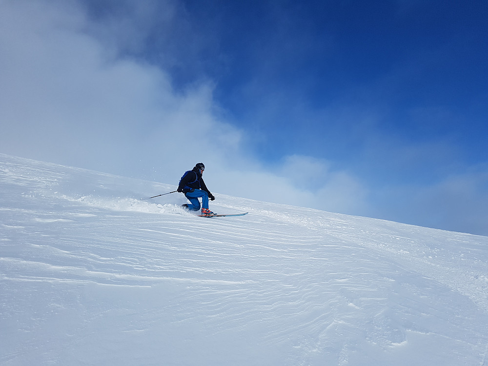 Litt tynnere snødekke ned toppryggen, men fortsatt supert skiføre.