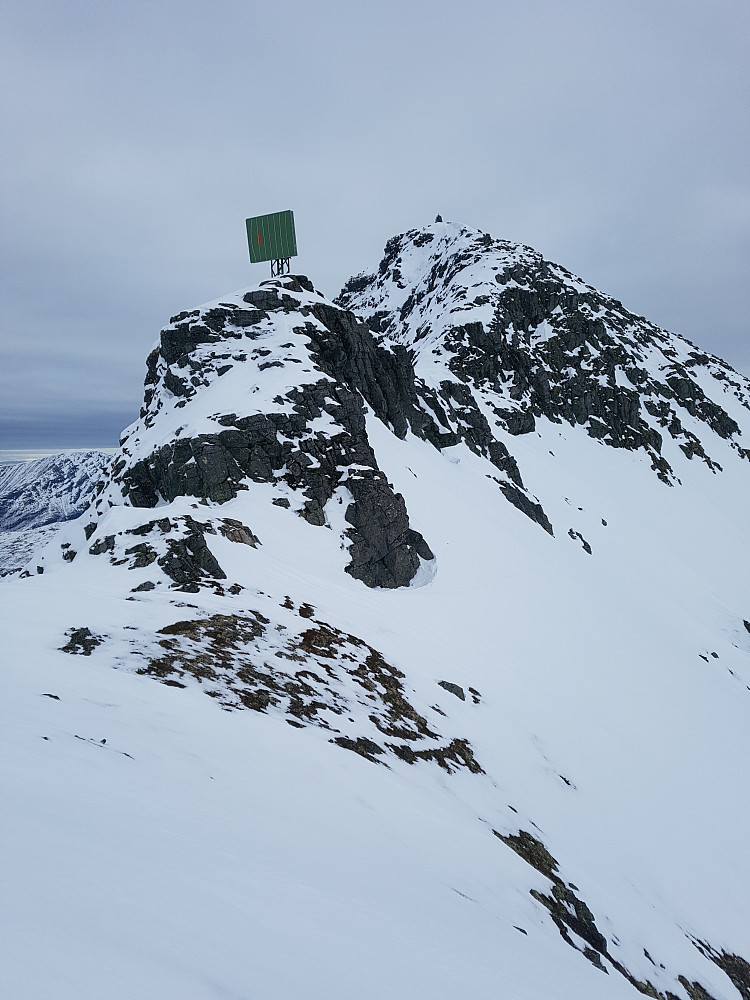 Eggen mot Snøtind sett fra laveste punkt mellom Snøtind og Stortussen. Hit går det fint å kjøre på ski fra Stortussen, men resten av eggen er klyveterreng.
