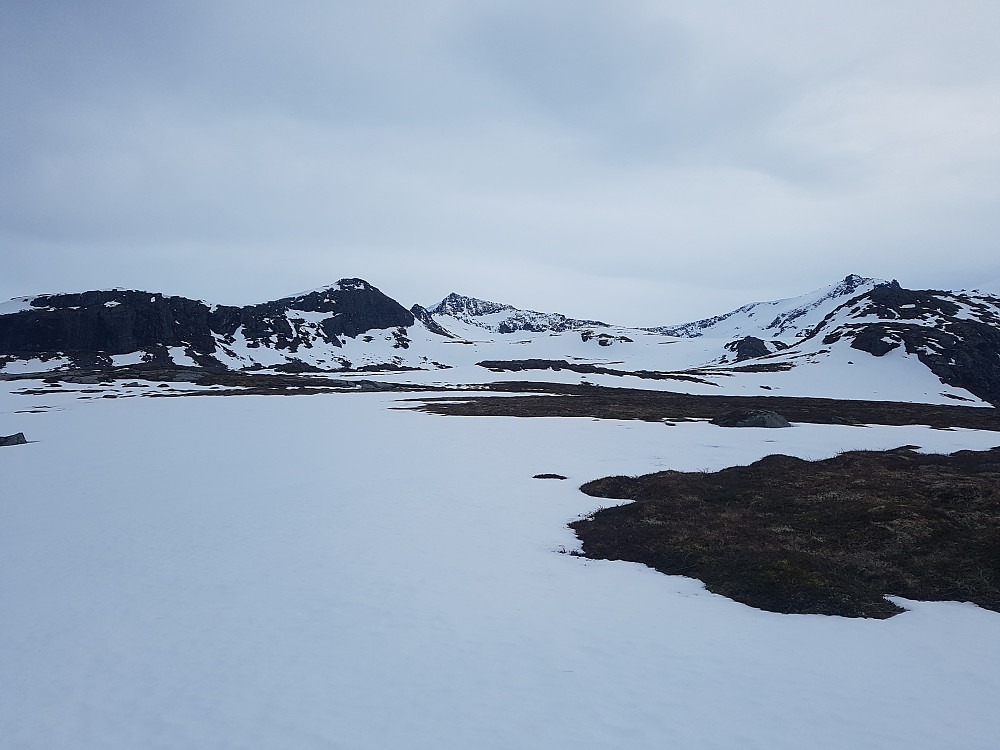 Langfjellet til venstre. Litt mer interessante toppe bak til høyre, men dit gikk altså ikke turen i dag. Peakbook får skylda.