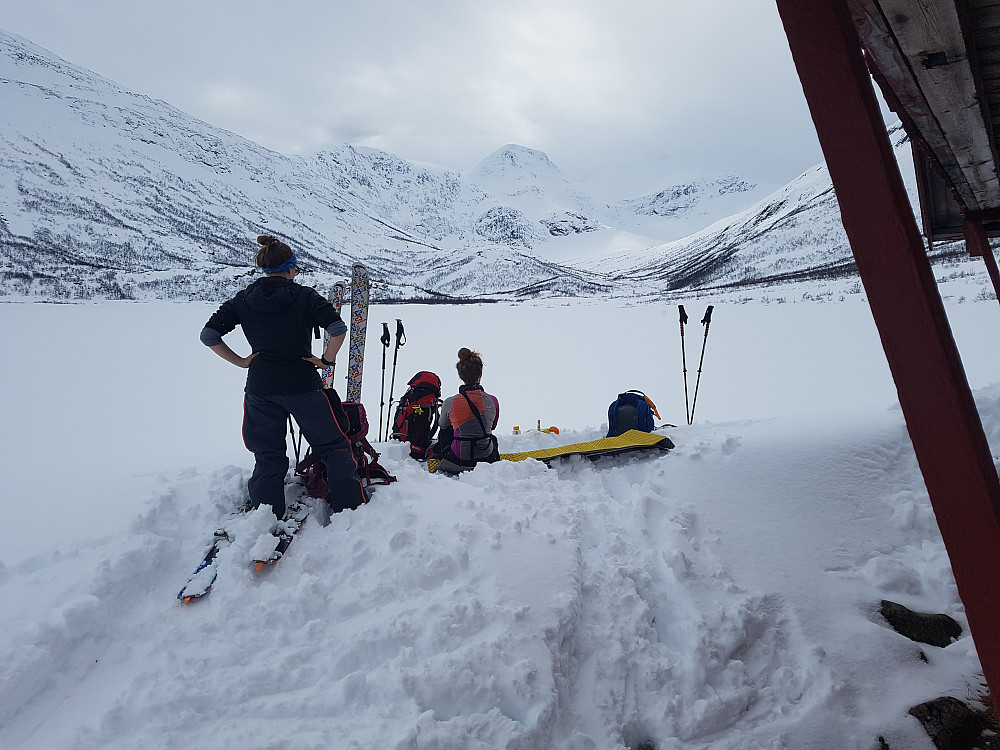 Påsekpause ved et naust ved Storvatnet. Været var fortsatt bra, men det endra seg da vi begynte på stigninga mot toppen.