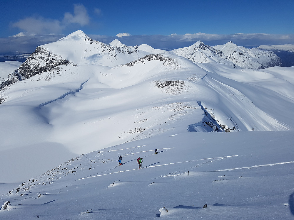Heller ikke på ryggen opp mot Lille Vikesaksa var snøen vindpåvirket, og vi kunne gå på ski hele veien bortsett fra de siste 40-50 bratte høydemetrene der skia ble tatt på sekken.