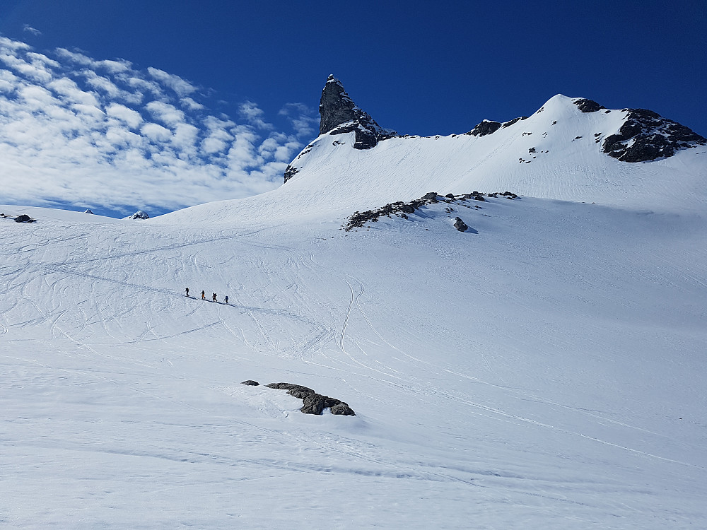 Folk på vei mot Juratind. Mange av gruppene snudde i dag som følge av at de ikke tok sjansen på å passere skavlen som henger over "hylla" opp fra Hoemsbreen.