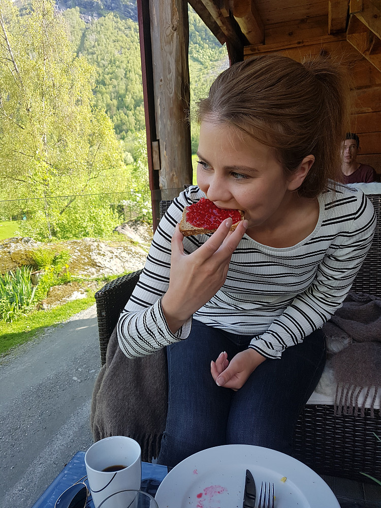 Juvet disker opp med valldalbær til frokost ute på terrassen. Ikke feil.
