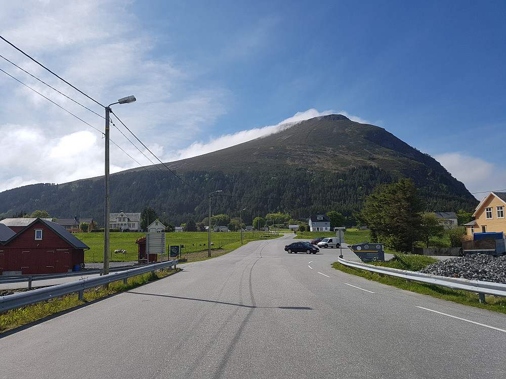 Toppen sett fra ferjekaia. Stien går ca på ryggen til venstre i bildet.