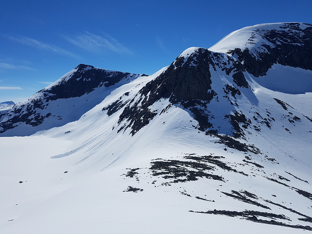 Skarfjell 1707 og 1723 sett fra ryggen mot Skarfjellet 1568. Slakt og fint å gå på ski opp ryggen mot Skarfjellet 1568.