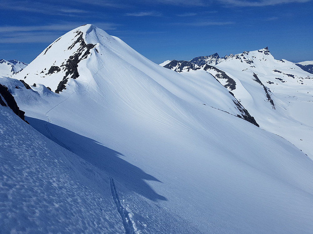 Når det er såpass mye snø som det var i dag er det fint å gå på ski langs eller litt nord for eggen mellom 1723 og 1707.