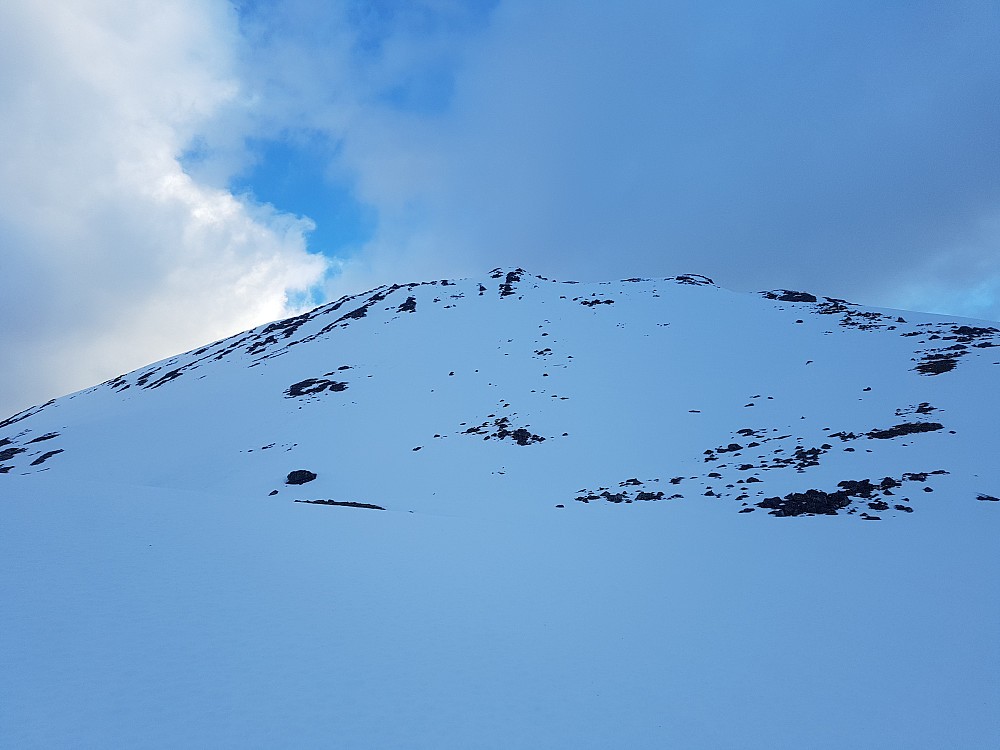 Sørsida på Smørbotntindene sett fra Småhola. Fint skiterreng opp her.