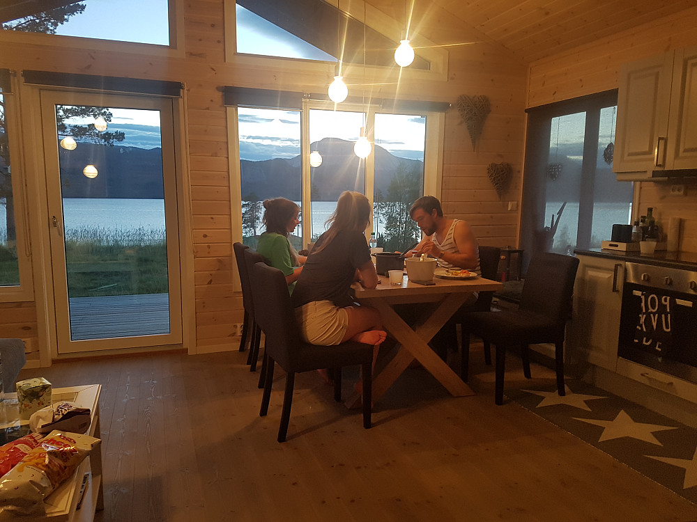 Klatreteamet lader opp på tilfeldig Airbnb-hytte ved Nisser med utsikt mot Hægefjell.