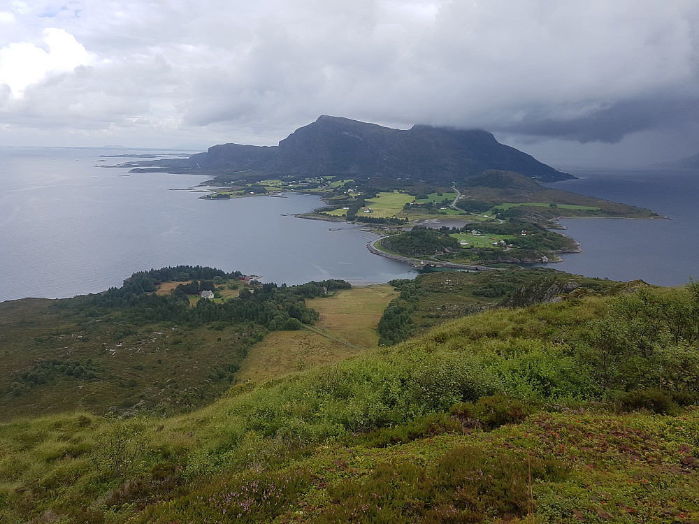 Midøya med Bløkallen inne i skydekket.