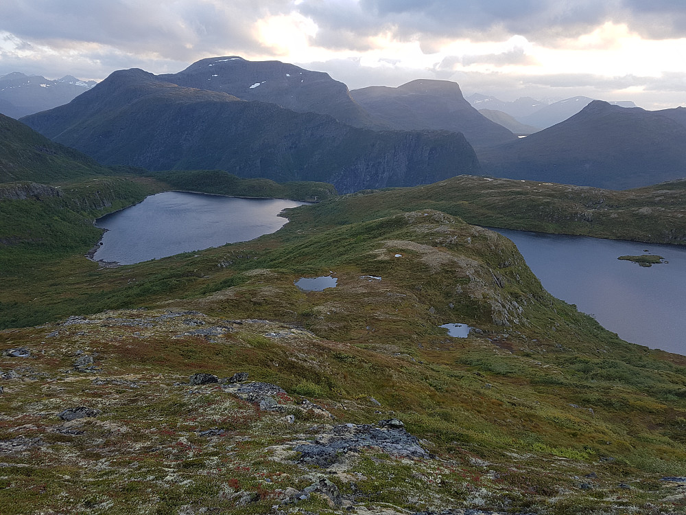 Mot Årsetvatnet fra ryggen mot Ramstadvarden