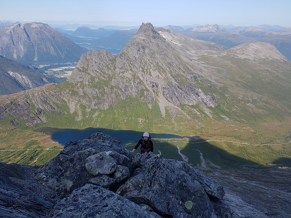 Her har vi svingt ut på ryggen ikke så langt under innsteget. Fint klyveterreng.
