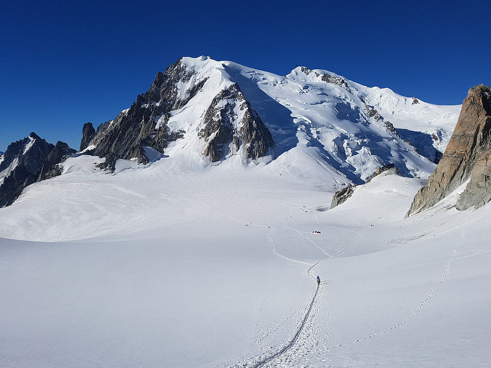 Ruta over breen mot Cosmiques-hytta med tre-fjellsruta mot Mont Blanc bakerst (som vi skulle gå senere i ferien).