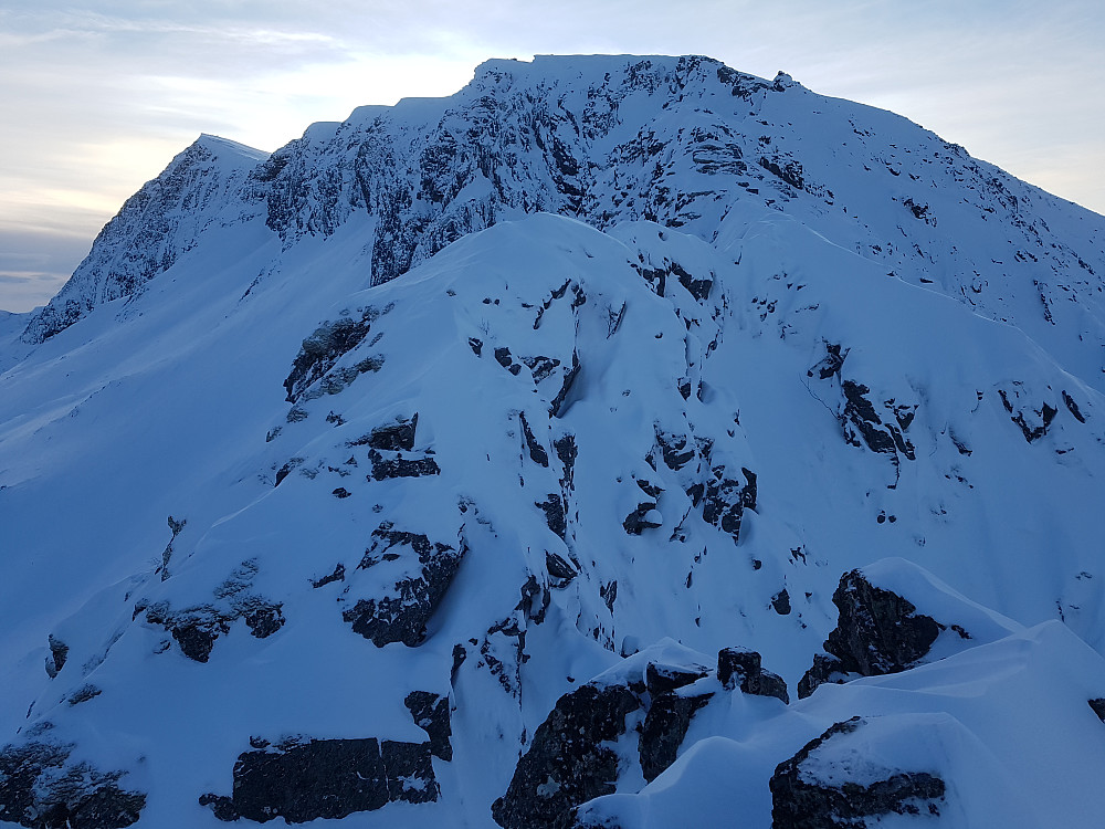 Eggen sett fra der den legger seg. Mye nysnø gjorde forholdene litt mer spennende enn på tørt fjell, men det skulle likevel vise seg å være nokså uproblematisk.