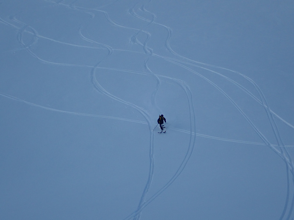 Dagens største positive overraskelse var at skiføret ned fra Åbittind faktisk var ganske så bra, med relativt lite vindpåvirket og lett nysnø ned mesteparten av nordsida.