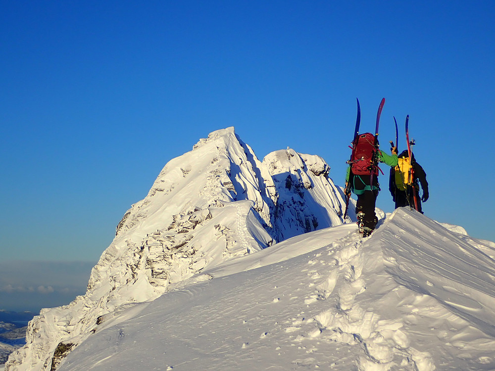 Anja og Ole passerer den første toppen på ryggen.