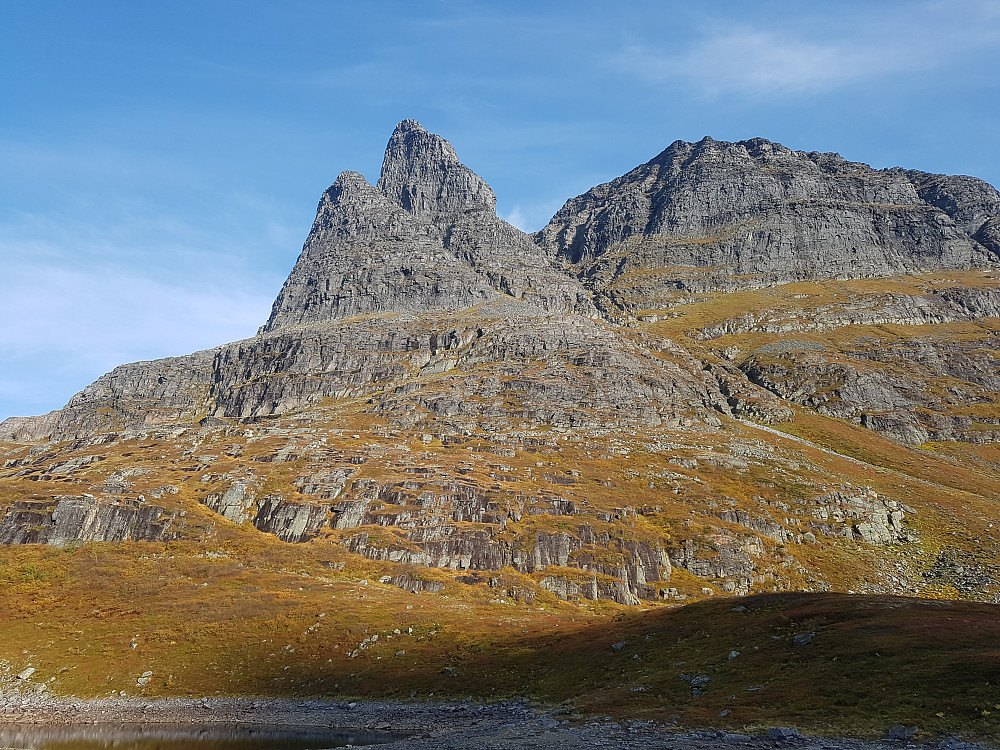 Nordvestkant-ruta begynner i skaret mellom Lilletårnet og Tårnet og følger ca eggen som sees i silhuett.