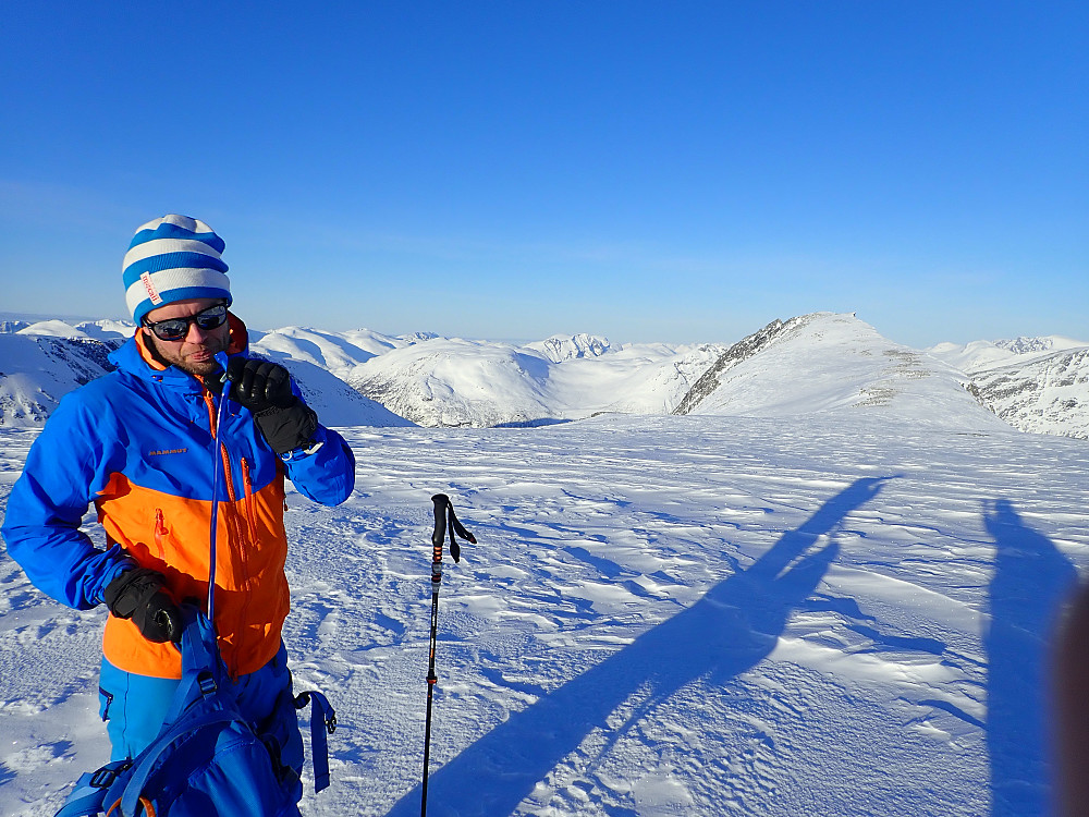 Ettersom det er et lite stykke bort til Middagsnibba (som sees over skyggene på bildet) og turen gir lite skikjøring, ble det en soloavstikker dit for min del.