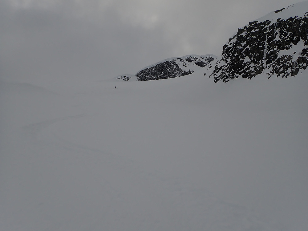 Da vi nærmet oss Fedalsnibba kom det dessverre noen skyer inn. Det ble derfor flatt lys på nedkjøringa. Snøen i østsida var likevel så fin at det ble artig skikjøring. Absolutt en anbefalingsverdig skitur!