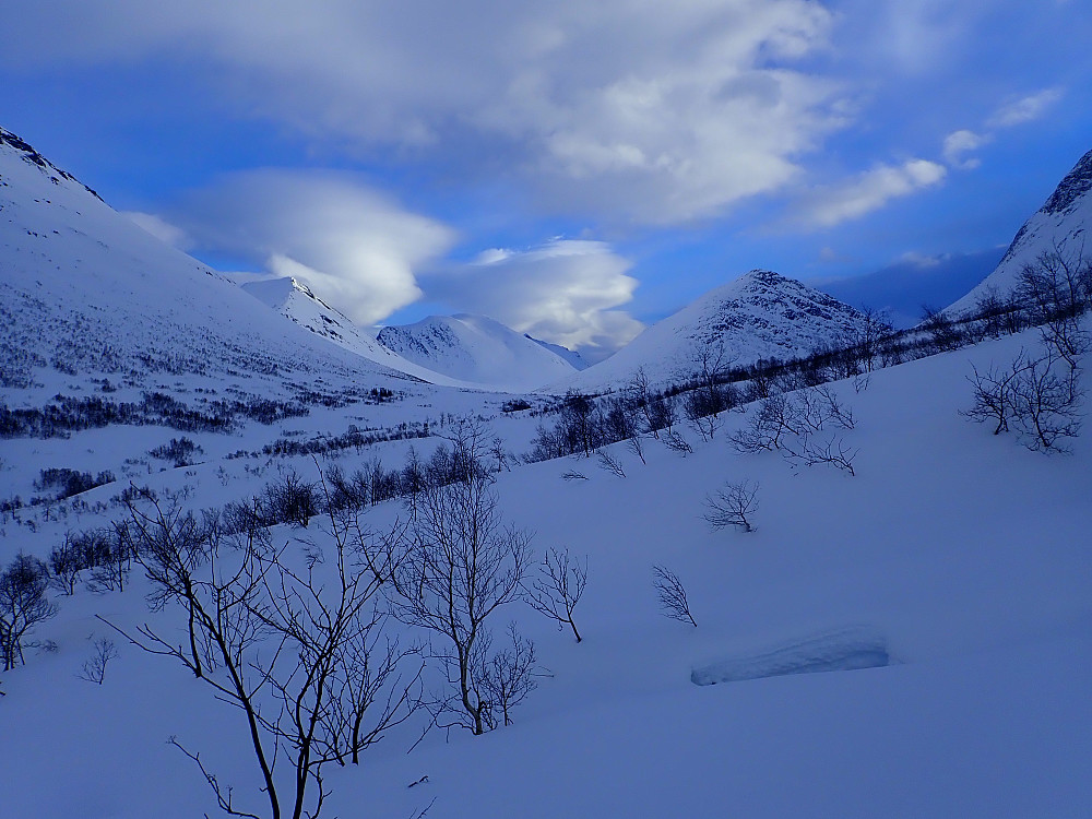 Antydning til blå himmel i retning Romsdalen. Ellers var det stort sett nokså grått.