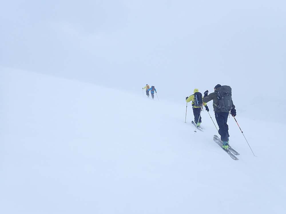 Fra 1000 moh var det såpass med vind at jeg valgte å gå med skibriller resten av turen. Det skjer ikke så ofte.