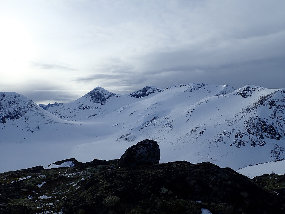 "Baksida" på Smørbotntind og et glimt av Store Trolltind. Det er for øvrig fint slakt skiterreng både til Bolfjellet og Skarven.