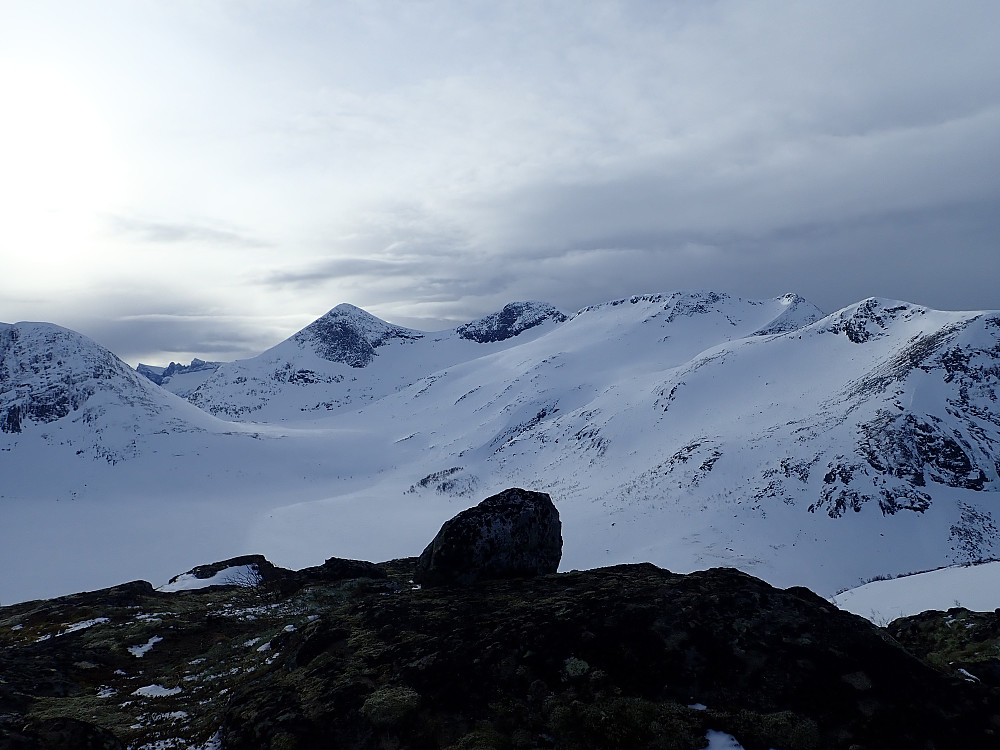 "Baksida" på Smørbotntind og et glimt av Store Trolltind. Det er for øvrig fint slakt skiterreng både til Bolfjellet og Skarven.

