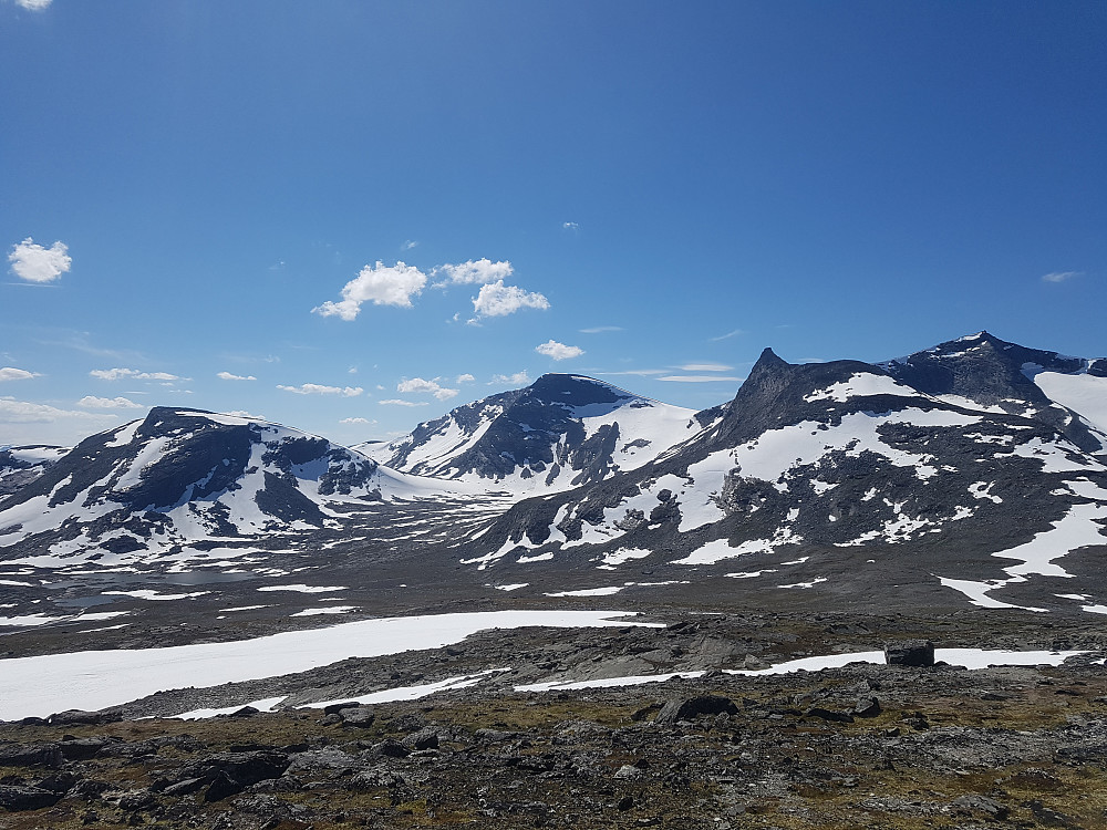 Fra venstre: Grovåkampen, Kaldbottinden,  Grovåeggen og Børa sett fra Høvelkampen. Dalen inn mot Grovåskaret var rett og slett ei skikkelig naturperle.