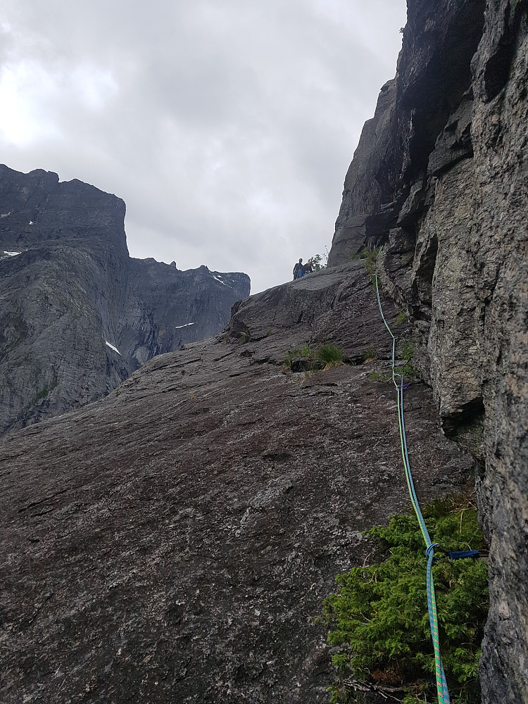 For å komme til rapellfestet må man klyve ca 55 meter nedover førsterampa. Ganske utsatt her, og greit å sikre litt.