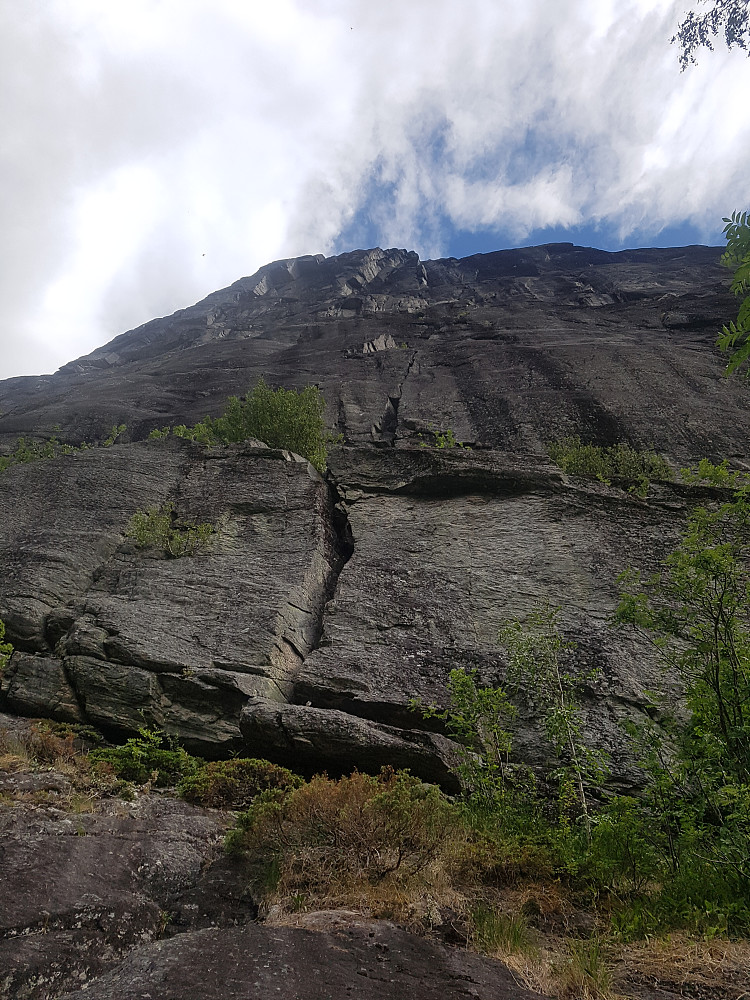 Kaminen i 1. tl. sett fra like under innsteget. Ruta går rett opp videre herfra til førsterampa.
