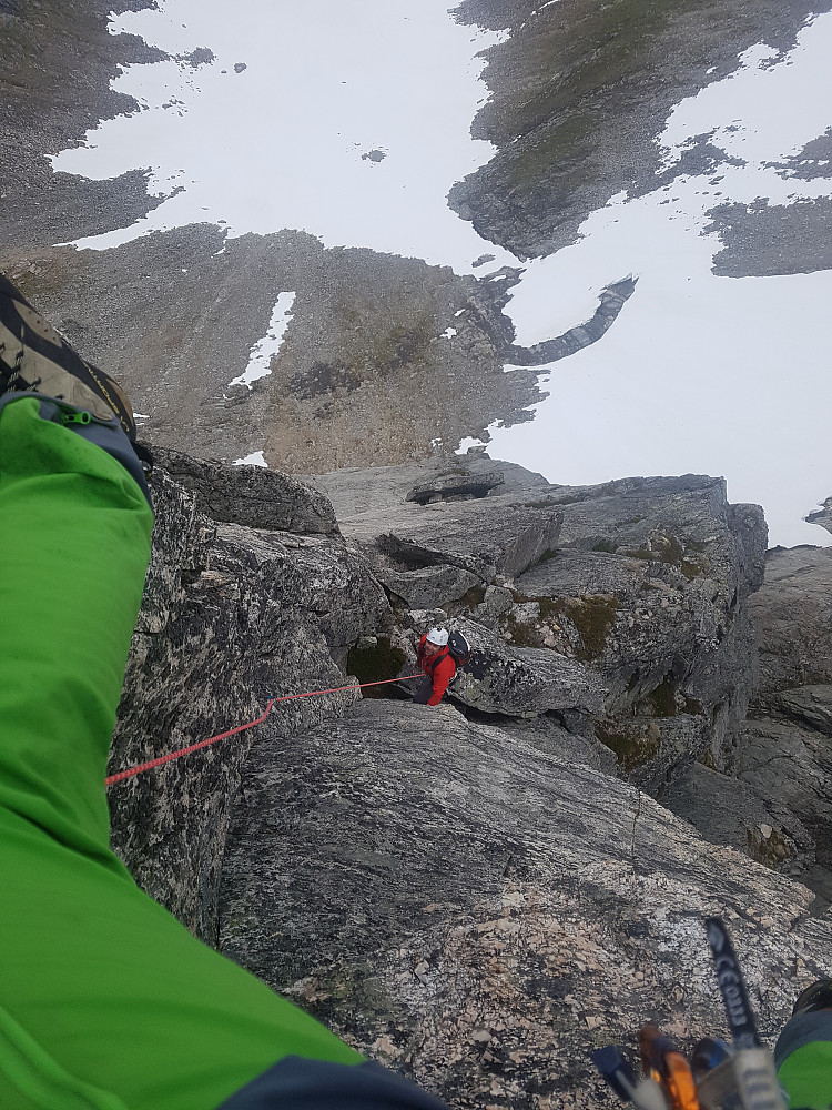 Desperat fotografering ned diederet i siste lengde. Eivind er klar for å begynne på cruxet.