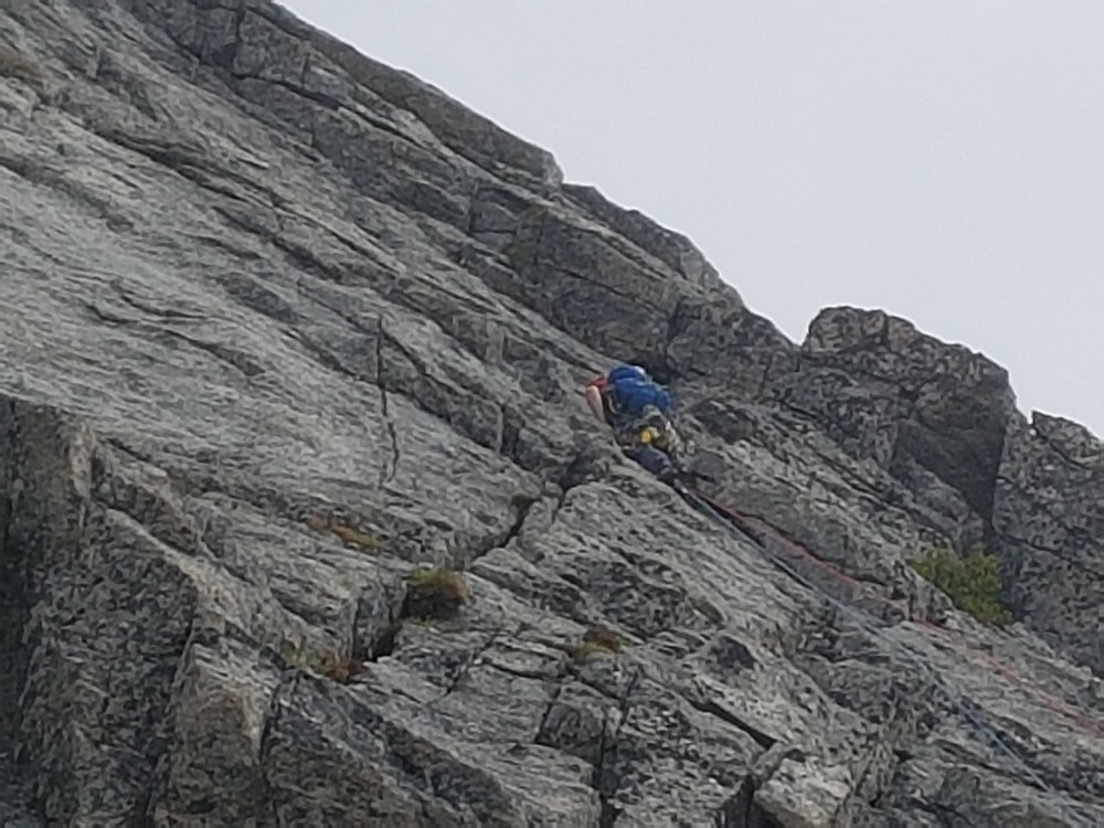 Johnny ca på cruxet i første lengde. Det var, som vanlig, noe brattere enn det så ut fra stand.