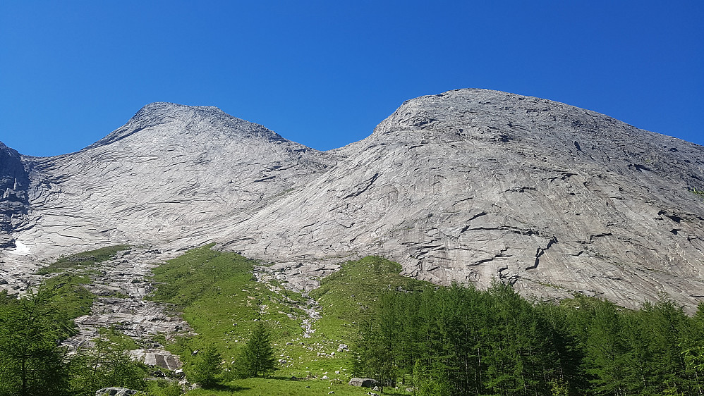 Fint på anmarsjen i dag også. Ruta går opp litt til høyre for midten på den høyre veggen.