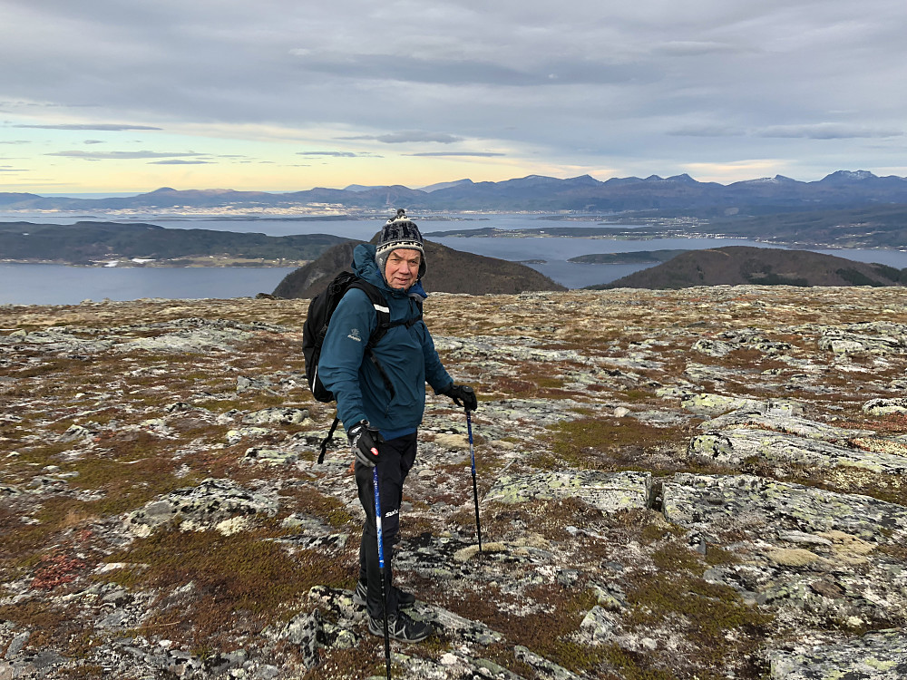 Til tross for klassisk sur høstvind på toppen tok vi oss tid til en god kaffe- og matpause i le av varden. På nedturen ble det småjogg for virkelig å illustere at form og helse er tilbake på topp!