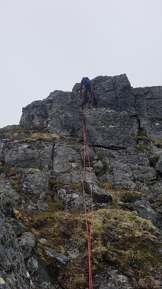 Ble ikke tatt mange bildene i regnværet. Her på den siste rapellen ned fra toppen. Vi valgte å dele opp rapellen, men det går fint å ta en lang rapell helt fra toppen og ned med to 60 meters tau hvis man har drasset med seg det.