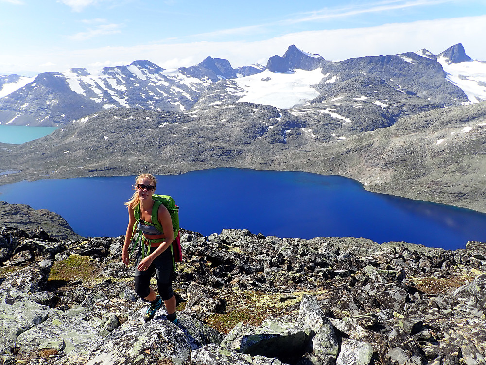 Tilnærmet vindstille oppover mot sørtoppen. Skikkelig fin sommerdag. Falketind bak med Falbkreen i forkant.