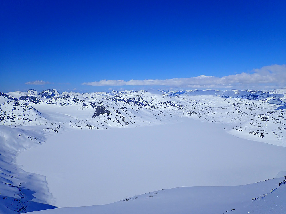 Utsikta fra Hånådalstinden var storslått, og det var ganske stilig å stå der alene på en sånn dag. Her mot Vermevatnet, hvor jeg kunne skimte de eneste skispora vi så i løpet av de fire dagene på motsatt side av vannet ved Vermevasshytta.