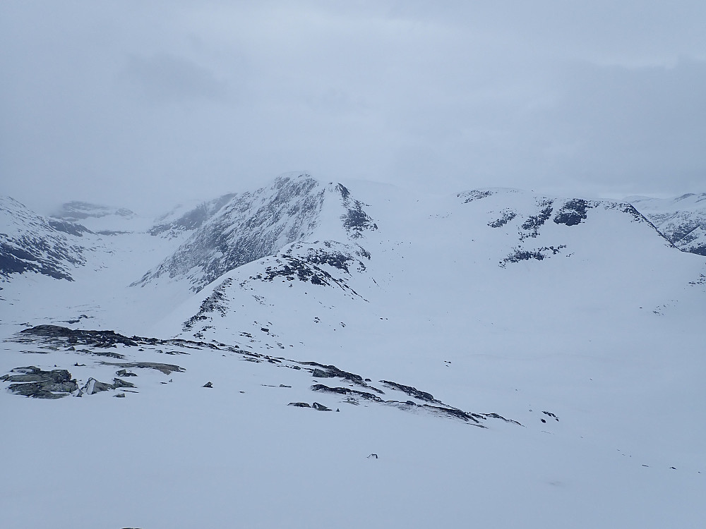 Knutkoppsegga sett fra Breifjellet. Dette er egentlig en fin og anbefalingsverdig skitur. I dag ble turen stort sett preget av flatt lys, vind og jag etter å bli ferdig fortest mulig slik at de andre ikke skulle måtte vente på meg ved bilen.