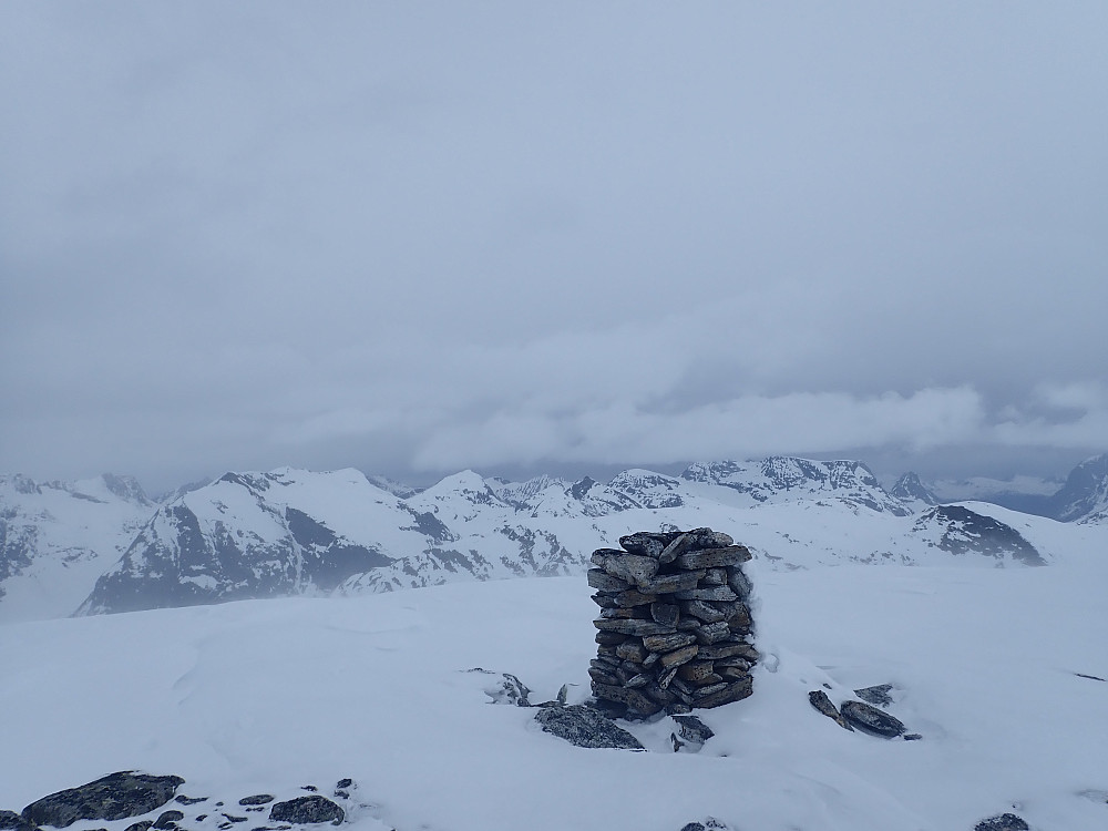 Fra topp 1572. Skikjøringa ned herfra går i ei veldig fin side, som i dag var helt j.... å komme seg ned med paddeflatt lys og tidvis vanskelig snø. Uansett; jeg greide det viktigste, nemlig å komme meg raskt nok ned til å ta igjen de andre før de var nede, slik at de slapp å vente.