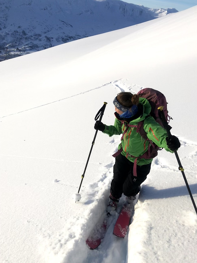 Anja i siste kneika opp på ryggen. Fortsatt helt rå snø.