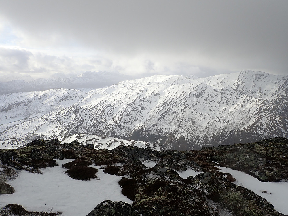 Østsida på Løsethornet. Dit skulle jeg senere på dagen, og burde nok valgt å gå opp i øst der det var snø...