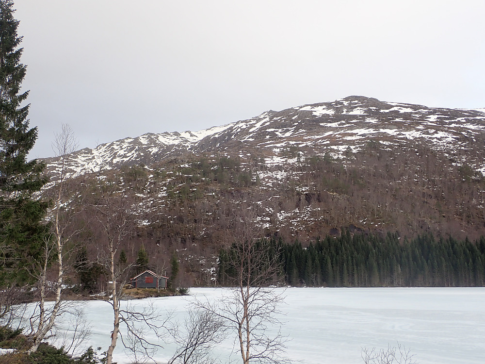 Vestsida i all sin prakt, med null utsikt til skiføre de 400 første høydemeterne. Et oppløftende skue etter over to km anmarsj.