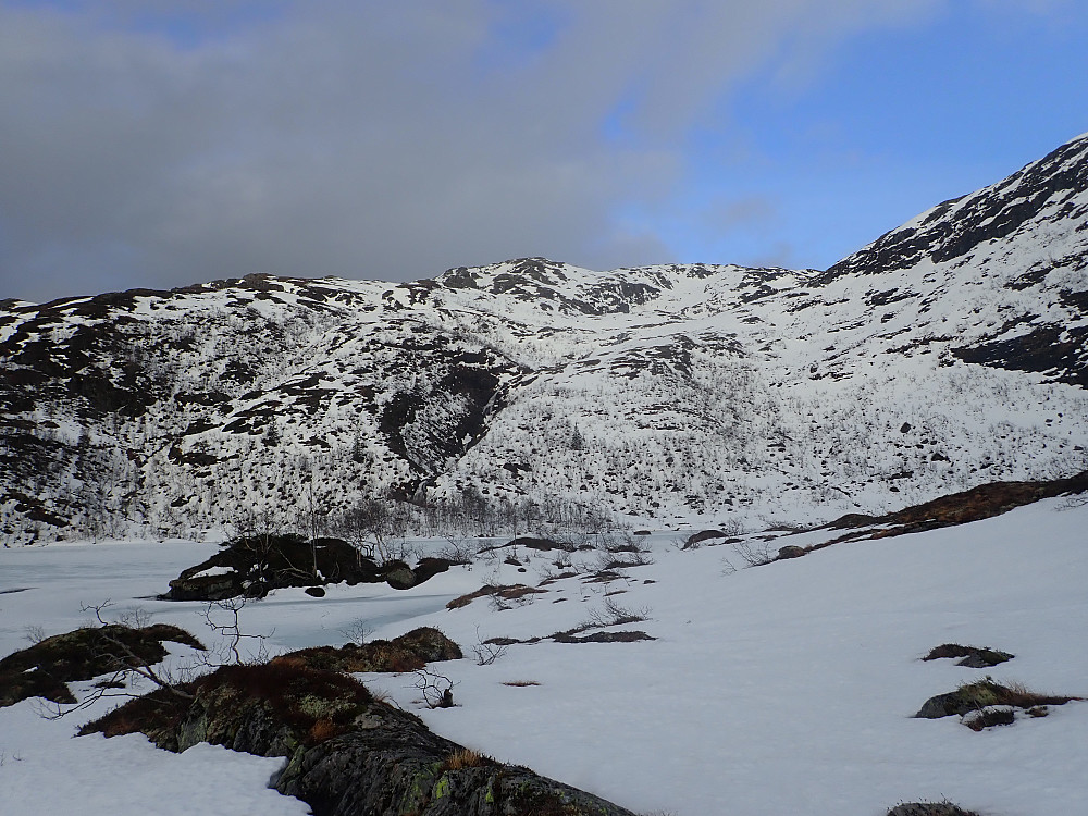 Til og med det siste partiet ned Vasslia hadde nok snø til at skikjøringa ble artig. Når du har hatt skia på sekk nesten hele veien opp og sett for deg at du må bære de ned igjen, er det rart hvor euforisk man blir av litt nokså alminnelig skikjøring.